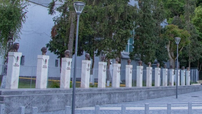 Busturile gimnastelor Sandra Izbașa și Cătălina Ponor, precum și al antrenorului Nicolae Forminte, completează ansamblul monumental de pe Aleea Gimnastelor din Deva