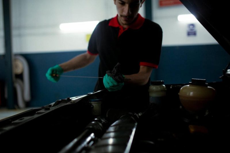 1.cumsaalegiuleiuldemotoridealpentrupornirilarecesiconditiidecondusintensiv Cum să alegi uleiul de motor ideal pentru porniri la rece și condiții de condus intensiv?