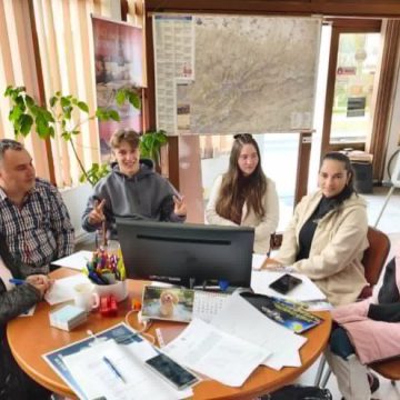 Lecție deschisă de promovare turistică la CNIPT Petroșani pentru elevii Colegiului Economic „Hermes”
