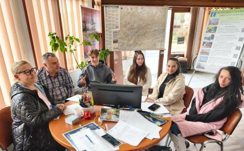 Lecție deschisă de promovare turistică la CNIPT Petroșani pentru elevii Colegiului Economic „Hermes”