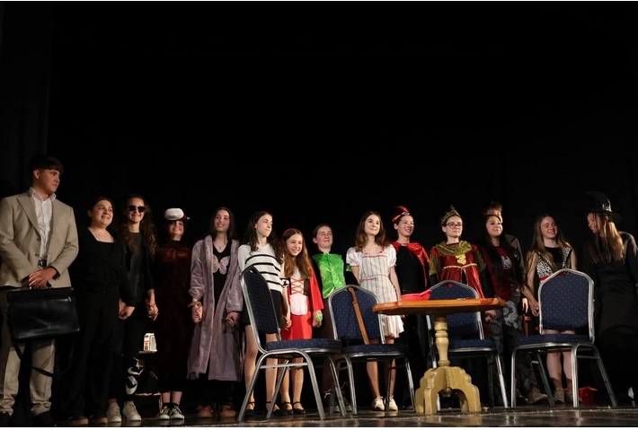 699331031_26915223654776792_6485963616853897972_n „PACEA CU ZMEII” premiată la Festivalul „MASCA”, organizat la Baia Mare