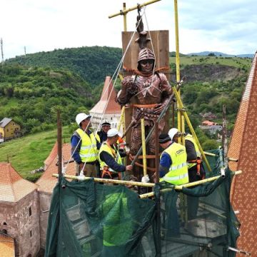 700096847_1412153654289711_7169996393193906251_n „Cavalerul Huniazilor” a revenit pe Turnul Buzdugan al Castelului Corvinilor