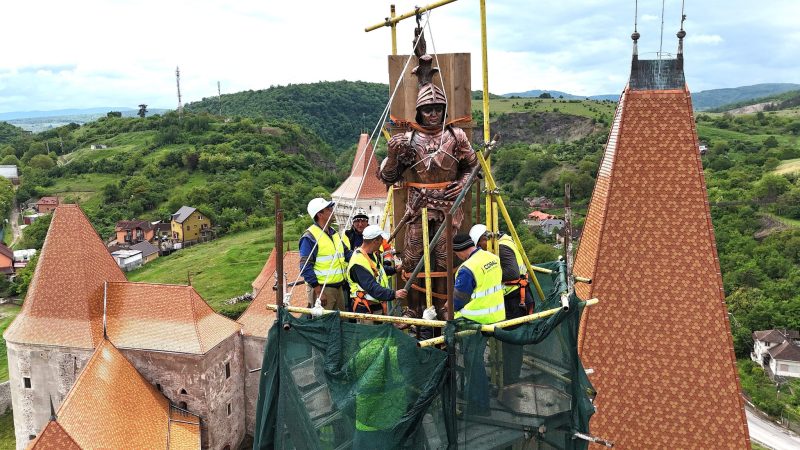 700096847_1412153654289711_7169996393193906251_n „Cavalerul Huniazilor” a revenit pe Turnul Buzdugan al Castelului Corvinilor