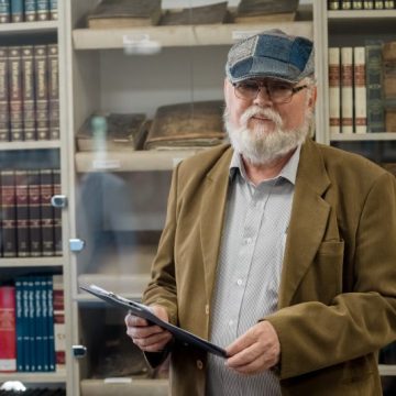 703634745_986660147314689_7596776056883123032_n „Anii de liceu”, rememorați de Octavian Cărăbaș într-o carte-eveniment lansată la Deva