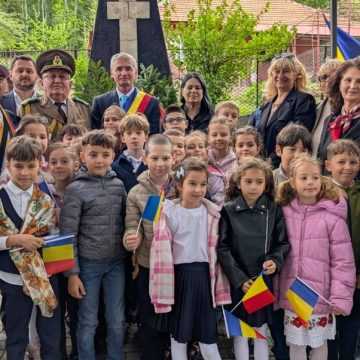 Flacăra recunoștinței față de Eroii Neamului Românesc stă aprinsă în comunitatea Petroșaniului