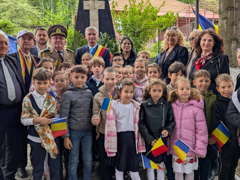 703811986_26754256237578068_1379873627159484749_n Flacăra recunoștinței față de Eroii Neamului Românesc strălucește în comunitatea Petroșaniului