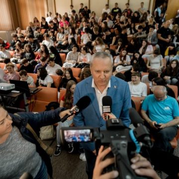 705053957_986065557374148_2433443910652446795_n Scriitorul Octavian Paler, omagiat la Deva pentru un secol de polemici și sensuri