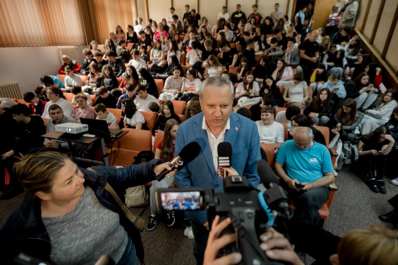 705053957_986065557374148_2433443910652446795_n Scriitorul Octavian Paler, omagiat la Deva pentru un secol de polemici și sensuri
