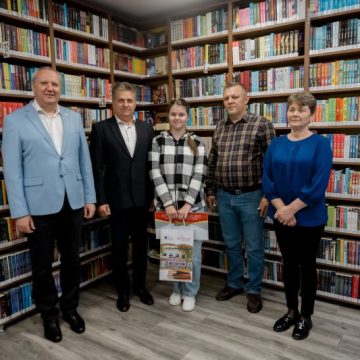„Premiul pentru excelenţă – Cel mai fidel cititor” a ajuns luna aceasta la Gianina Benteu din comuna Dobra
