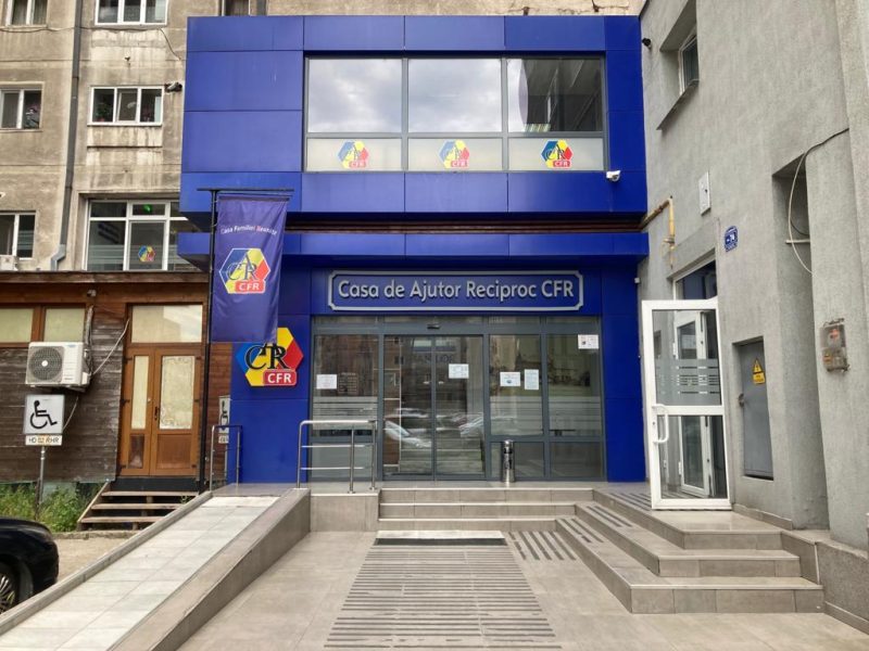 CAR-CFR-Petrosani-intrare CAR-CFR lansează proiectul „Reunim familia… reunim binele” și inaugurează „Casa Hainelor” la Petroșani
