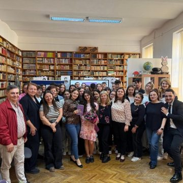 WhatsApp Image 2026-05-10 at 12.37.16 (2) Poezia tinerei generații își găsește glasul la Hațeg în „Gânduri ascunse” ale poetei Daria Olărescu de la Liceul „I.C. Brătianu”