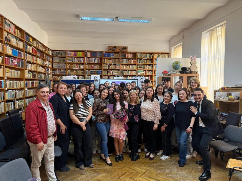 WhatsApp Image 2026-05-10 at 12.37.16 (2) Poezia tinerei generații își găsește glasul la Hațeg în „Gânduri ascunse” ale poetei Daria Olărescu de la Liceul „I.C. Brătianu”