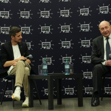 traian-basescu-UPT-1 Îndemnul lui Traian Băsescu pentru tinerii studenți timișoreni: „Învățați mai întâi o meserie, apoi intrați în politică!”