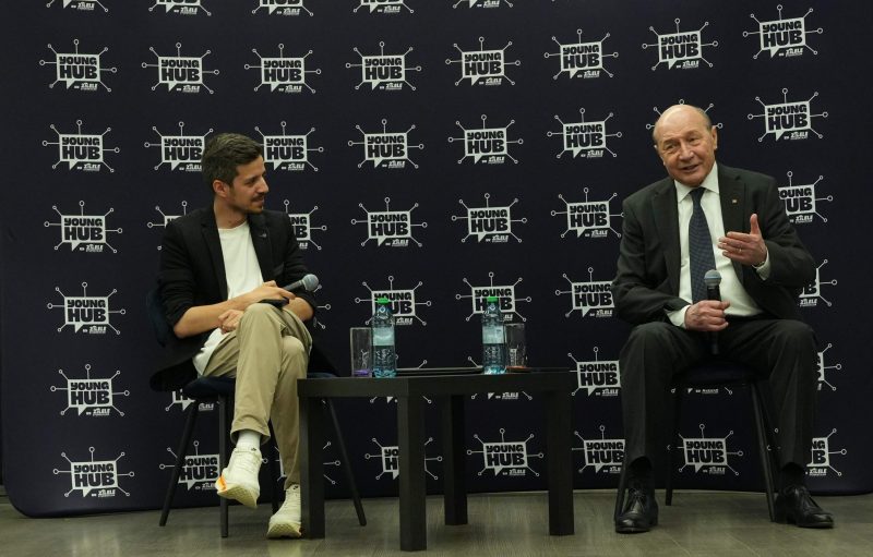 traian-basescu-UPT-1 Îndemnul lui Traian Băsescu pentru tinerii studenți timișoreni: „Învățați mai întâi o meserie, apoi intrați în politică!”
