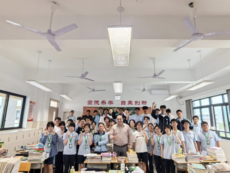 Doi profesori ai Universității din Petroșani, participanți la un program de predare în China