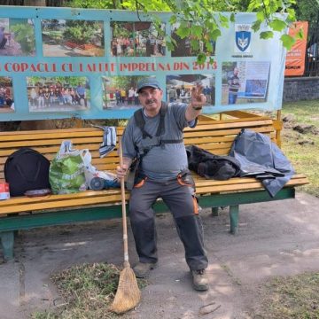 Voluntarii Asociației Pro Aninoasa, într-o nouă acțiune de îngrijire a tulipanului de la Iscroni, un obiectiv relevant al turismului în Valea Jiului