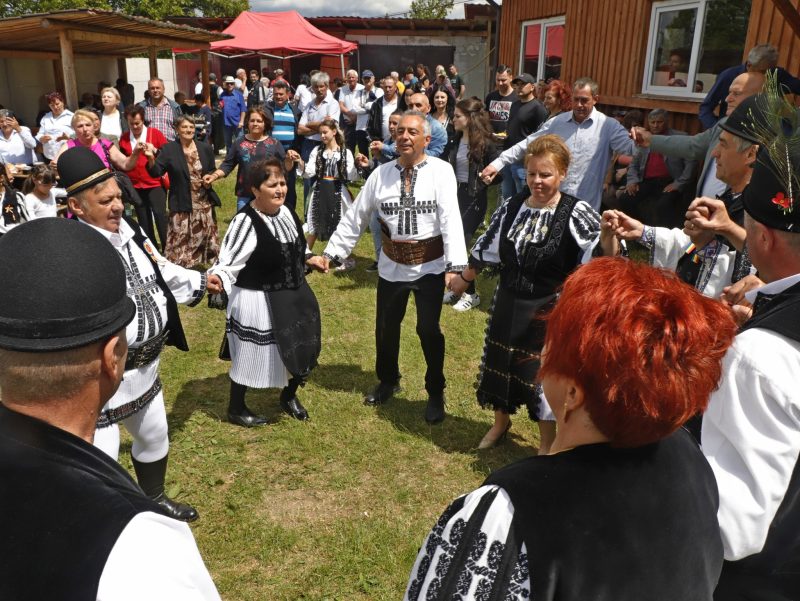 712469546_26895123183501230_2929410262901134153_n Nedeia Paroșeană de Rusalii, piatră de temelie a tradițiilor strămoșești păstrate cu sfințenie în Ținutul Momârlanilor