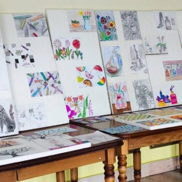 715020357_27405229952441891_365665979818029200_n „Culorile copilăriei” expuse la Palatul Cultural „Minerul” din Lupeni