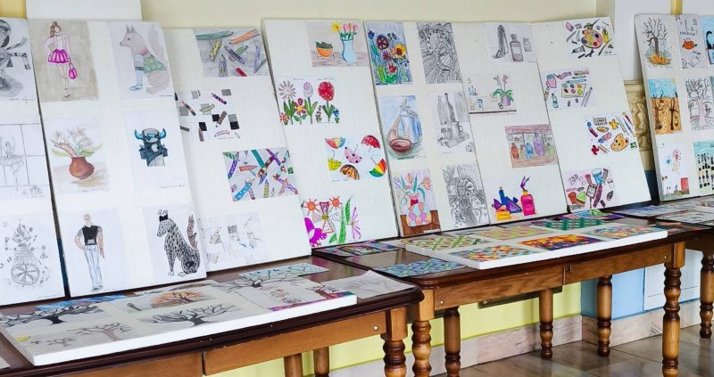 „Culorile copilăriei” expuse la Palatul Cultural „Minerul” din Lupeni