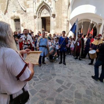 717418909_1428759732629103_4819099287187442430_n Cetăţi, castele și palate se prezintă turiştilor la Târgul Castelelor de la Hunedoara