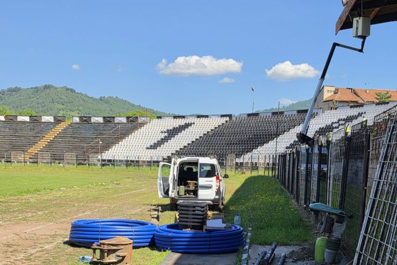 Lucrările de la Stadionul Jiul se derulează în ritm susținut
