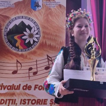724056923_2157647381684492_7092597355201360130_n Tânăra solistă Daiana Pârvuța este laureatul Festivalului „Tradiții, istorie și cultură la poale de Retezat”