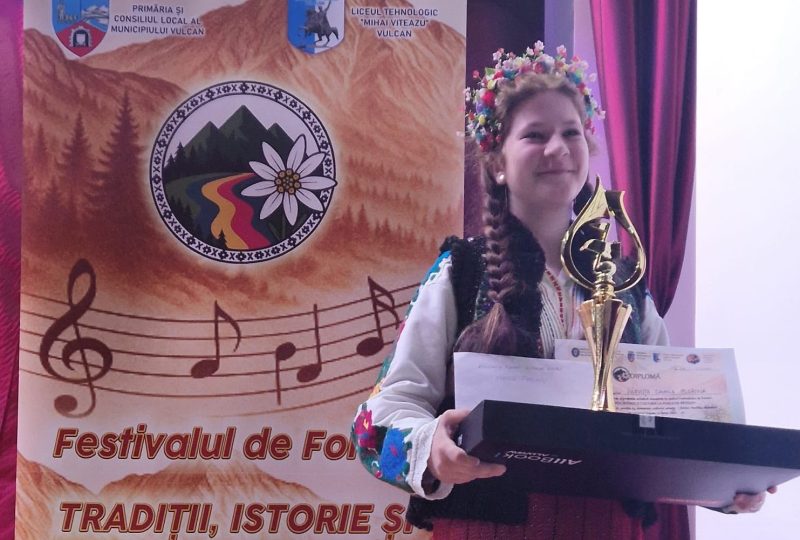 724056923_2157647381684492_7092597355201360130_n Tânăra solistă Daiana Pârvuța este laureatul Festivalului „Tradiții, istorie și cultură la poale de Retezat”