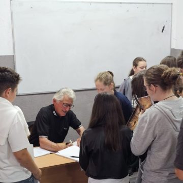 WhatsApp Image 2026-06-12 at 13.14.22 (2) Profesori și elevi iubitori de literatură, prezenți la lansarea seriei poetice „Beca” a scriitorului uricănean Petru Făgaș