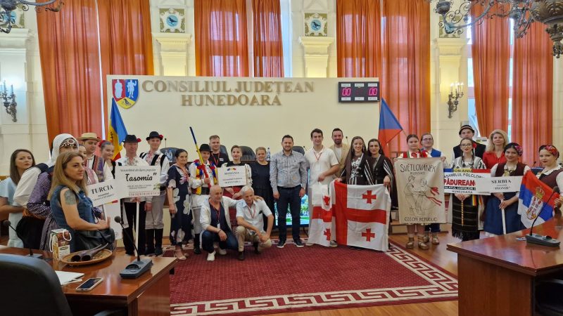 Participanții la Festivalul internațional de folclor „Carpatica”, în vizită la Consiliul județean Hunedoara