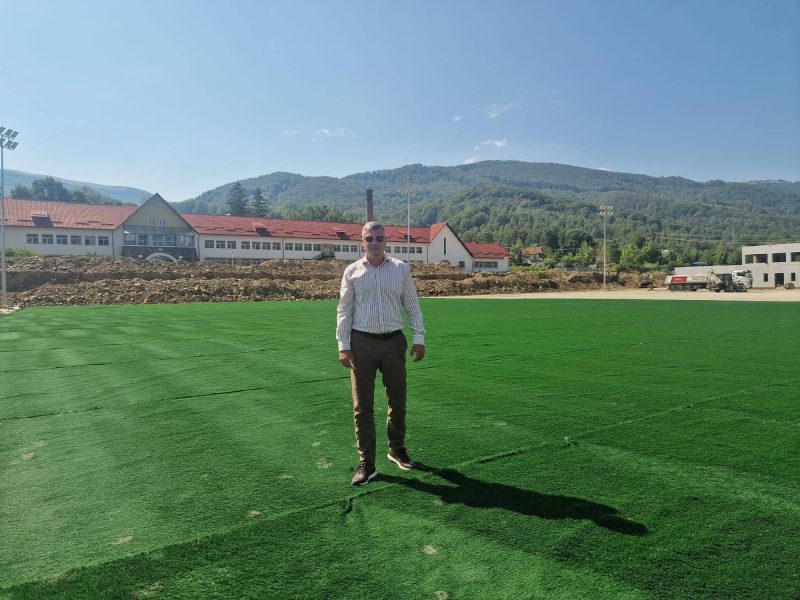 Baza sportivă de la Liceul Tehnologic Lupeni prinde contur