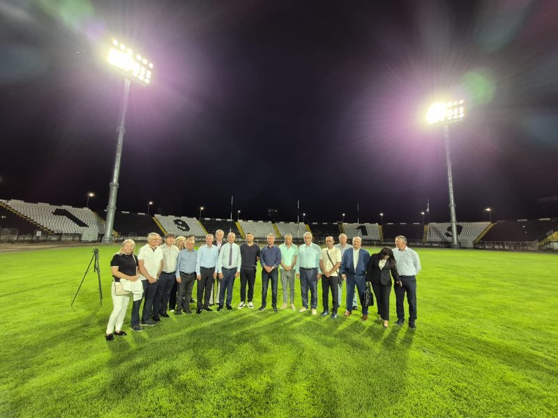 Stadionul de Superligă de la Petroșani e aproape gata pentru omologare. Oficialii județului Hunedoara au inaugurat nocturna și noul gazon.