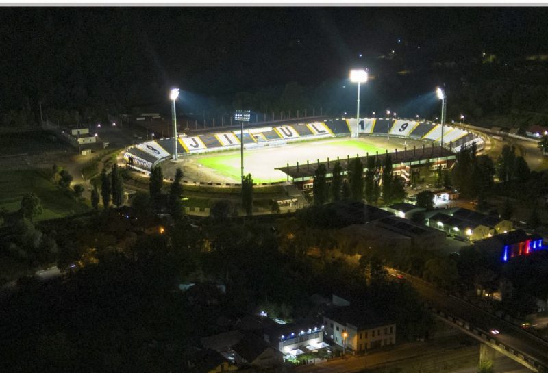 Derbyul fotbalistic al Văii Jiului, Jiul Petroșani-Minerul Lupeni, inaugurează nocturna de pe stadionul „Petre Libardi”