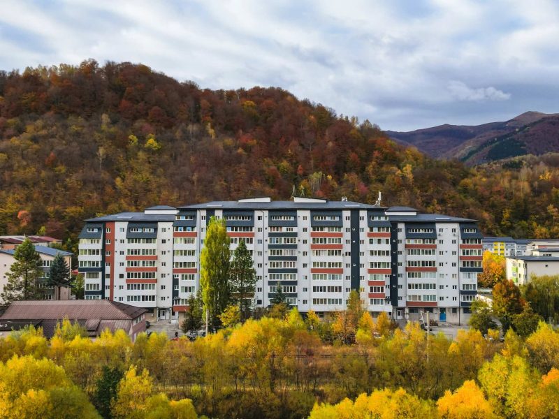 Parcul rezidențial al municipiului Lupeni se modernizează, bloc cu bloc